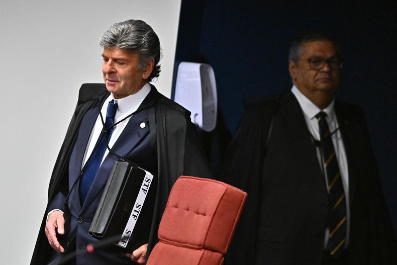Los jueces Luiz Fux (izquierda) y Flávio Dino participan en el juicio en el Supremo Tribunal Federal de Brasil contra el expresidente Jair Bolsonaro y otros siete acusados por intento de golpe de Estado.