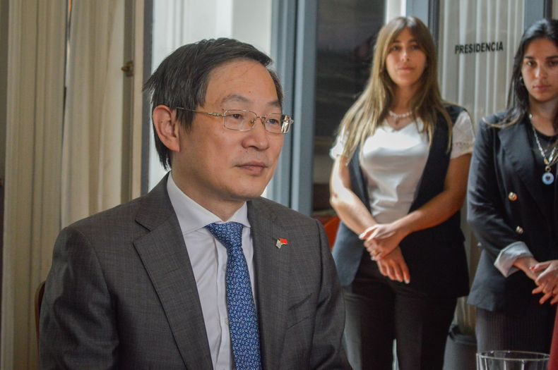 Visita a la Junta Departamental de Montevideo del Embajador chino en Uruguay, Huang Yazhong