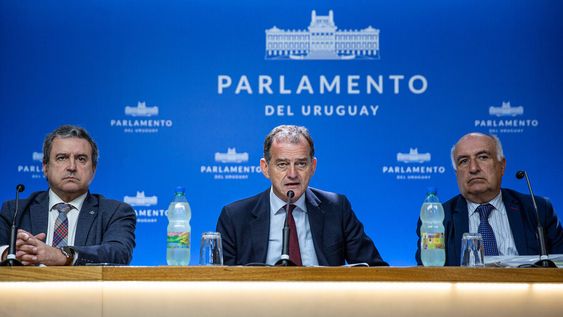 Los tres senadores de Cabildo Abierto en conferencia de prensa en el Parlamento. Foto: Mauricio Zina, adhocFOTOS Los tres senadores de Cabildo Abierto en conferencia de prensa en el Parlamento. Foto: Mauricio Zina, adhocFOTOS