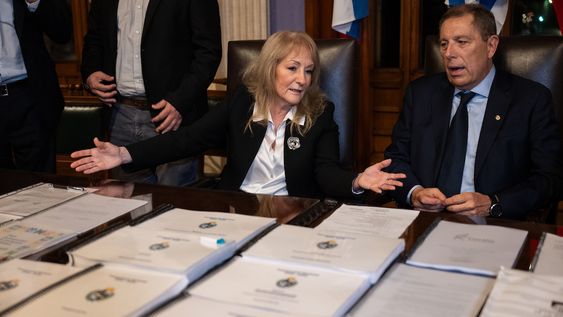 Carolina Cosse y Gabriel Oddone, con el proyecto de Ley del Presupuesto Nacional y los documentos complementarios, en el Salón de Eventos Especiales del Palacio Legislativo.