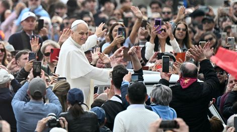 El Papa León XIV saluda durante la audiencia general semanal en la Plaza de San Pedro en el Vaticano, el 11 de marzo.