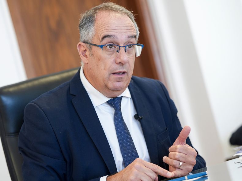 José Carlos Mahía, ministro de Educación y Cultura.