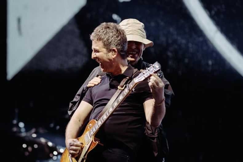 Noel y Liam Gallagher durante uno de los shows de regreso