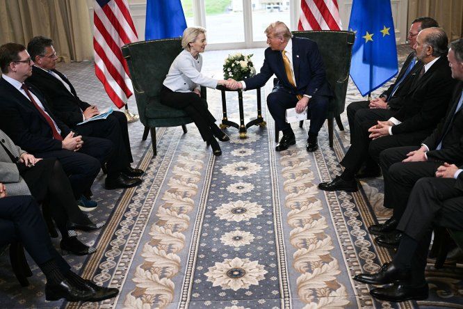 Donald Trump estrecha la mano de la presidenta de la Comisión Europea, Ursula von der Leyen, tras acordar un acuerdo comercial entre ambas economías tras su reunión en Turnberry, suroeste de Escocia, el 27 de julio de 2025