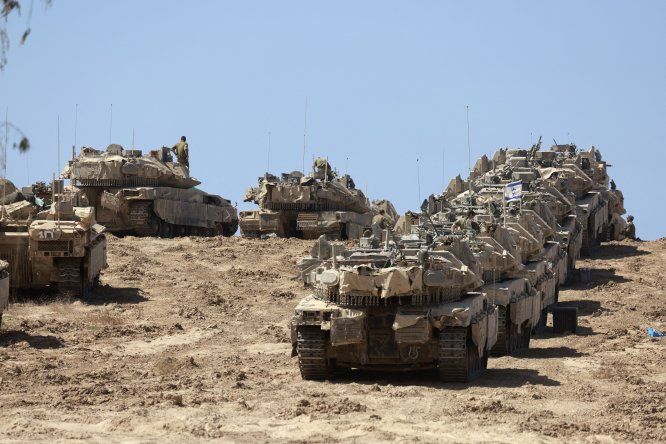 Un convoy de tanques israelíes se despliega en la frontera de Israel con la Franja de Gaza el 16 de setiembre de 2025.