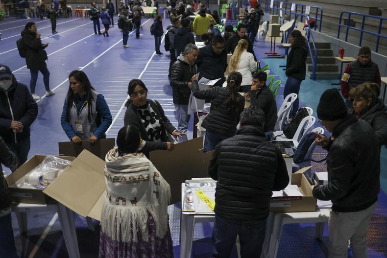 Personas organizan material electoral este domingo, en un centro de votación en La Paz (Bolivia)