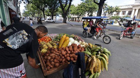 Una persona vende productos alimenticios en una calle este lunes, en La Habana, tras el apagón.