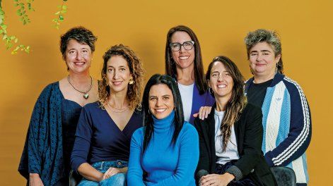 Paula Villalba, Danna Liberman, María Luz Viera y Jimena Márquez protagonizan la película Mamá está acá, de las directoras Claudia Abend y Adriana Loeff.