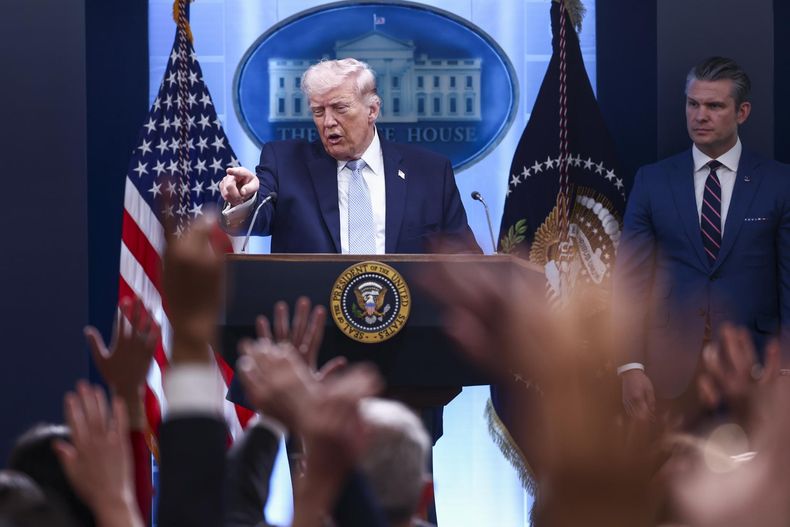 El presidente estadounidense Donald Trump gesticula mientras responde preguntas de los medios de comunicación durante una rueda de prensa sobre Irán desde la Casa Blanca en Washington, D.C., EE. UU., el 6 de abril de 2026.