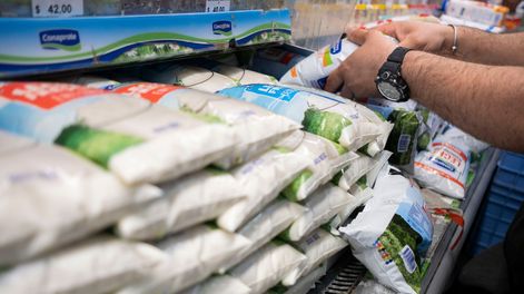 Góndola de lácteos en un supermercado del barrio Parque Rodó.