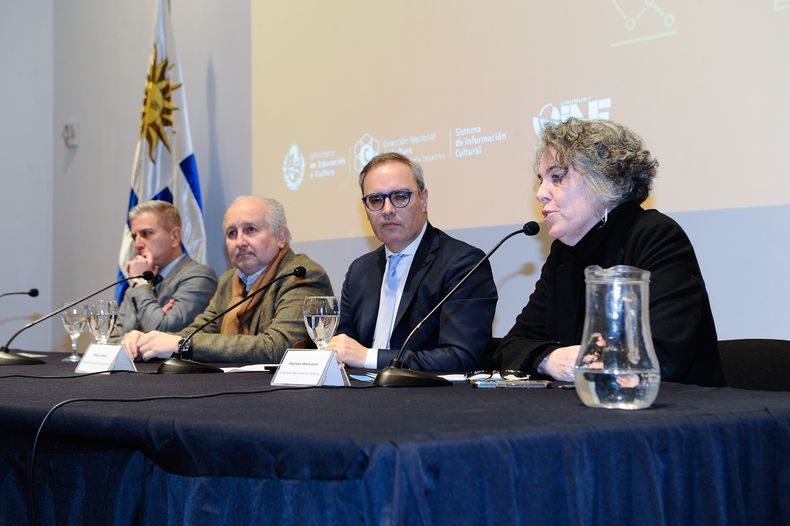De izquierda a derecha: Washington Ribeiro (presidente del Banco Central), Pablo da Silveira (ministro de Educación y Cultura), Diego Aboal (director del INE) y Mariana Wainstein (directora nacional de Cultura del MEC) &nbsp;