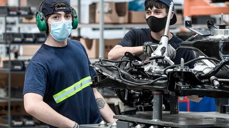 Búsqueda | El año pasado hubo unos 347.000 jóvenes trabajando. Foto: Javier Calvelo, adhocFOTOS
