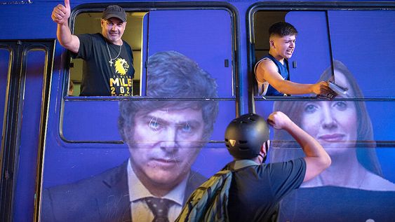 Simpatizantes de Milei frente al Obelisco celebran los resultados de las elecciones. Foto: Santiago Mazzarovich / adhocFOTOS Simpatizantes de Milei frente al Obelisco celebran los resultados de las elecciones. Foto: Santiago Mazzarovich / adhocFOTOS