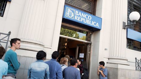 Fachada de una sucursal del Banco República