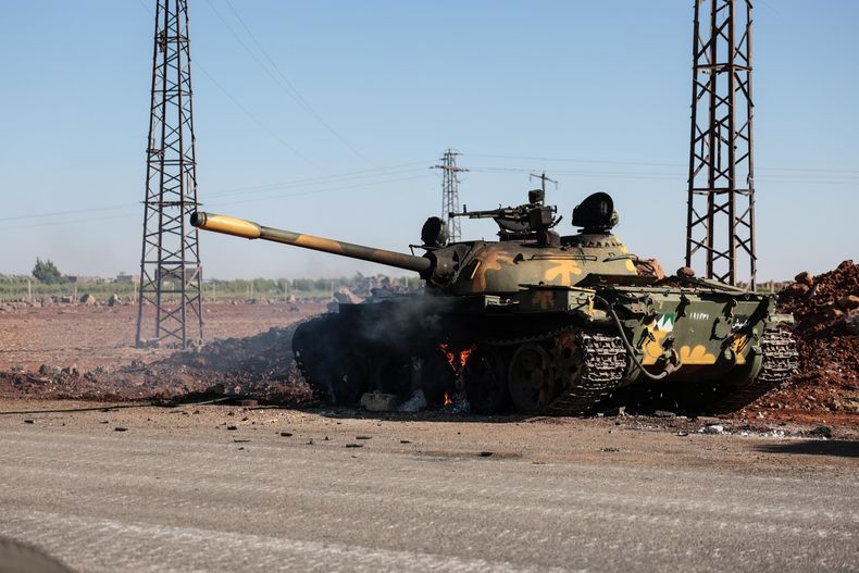 Un tanque dañado fue alcanzado por un ataque aéreo israelí cerca de Al Mazraa, en las afueras de la ciudad de Sweida (Suwayda), de mayoría drusa, en el sur de Siria, el 14 de julio de 2025