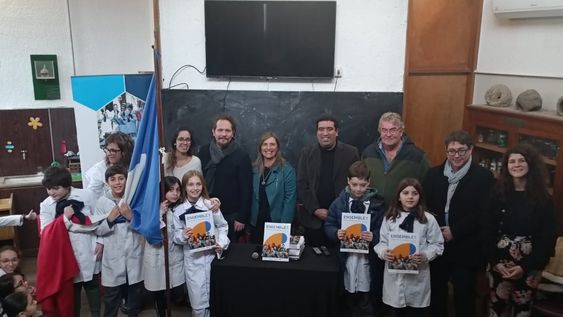 Entrega de manuales para alumnos de la Escuela Nº 3 Francia en el marco del programa de enseñanza de francés, en 2023 Entrega de manuales para alumnos de la Escuela Nº 3 Francia en el marco del programa de enseñanza de francés, en 2023