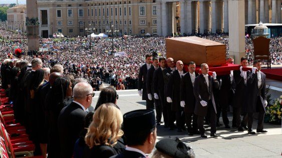 Líderes internacionales y miles de fieles despiden al papa en Roma