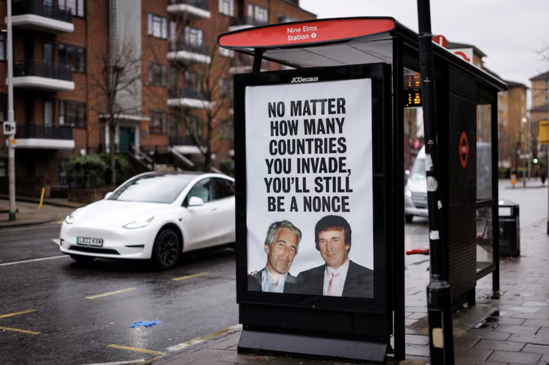 “No importa cuántos países invadas, todavía serás un pedófilo”, dice el cartel que vincula a Trump con Epstein en las calles de Londres.
