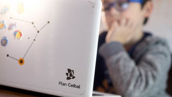Estudiante con su computadora de Ceibal Estudiante con su computadora de Ceibal