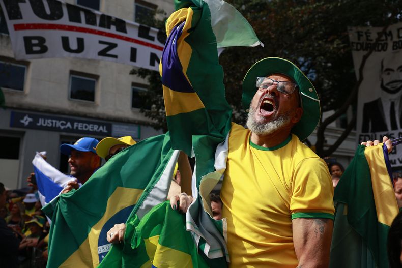 Un simpatizante del expresidente de Brasil Jair Bolsonaro participa en una manifestación en apoyo al exmandatario este domingo, en la avenida Paulista en Sao Paulo (Brasil)