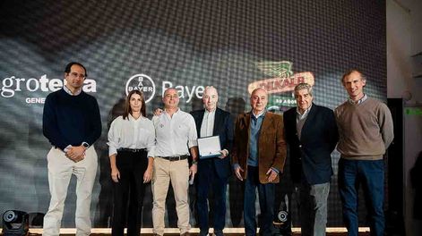 Con la presencia de sus directores, gerentes, colaboradores, proveedores y clientes, las empresas Agroterra y Bayer realizaron el lanzamiento de la zafra de maíz 2024-2025, en el marco de los 50 años de Dekalb en Uruguay. El año pasado Agroterra cumplió 25 años y el comienzo de la empresa se origina cuando Monsanto, en Estados Unidos sumó a su portafolio las semillas de Dekalb, y en ese momento le ofreció la distribución de los fitosanitarios a Agroterra.&nbsp;La historia de Dekalb empezó con la producción de semillas híbridas en Uruguay, con un contrato directo con Estados Unidos, luego sumó la comercialización y distribución comercial de esos productos en el mercado local.