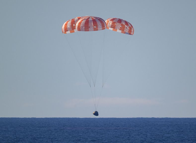 Una fotograf&iacute;a facilitada por la Administraci&oacute;n Nacional de Aeron&aacute;utica y del Espacio (NASA) muestra la nave espacial Orion 'Integrity' de la NASA mientras desciende en paraca&iacute;das en el Oc&eacute;ano Pac&iacute;fico, el 10 de abril de 2026.