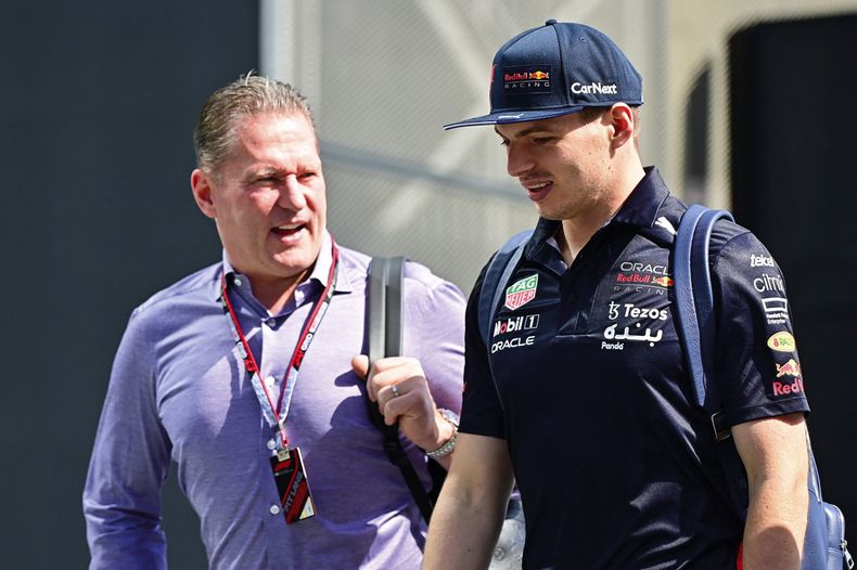 Jos Verstappen, expiloto y padre de Max, es su gran impulsor en el automovilismo, a veces no con las mejores maneras; igual siguen juntos. Foto: AFP