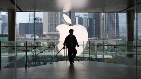 Un cliente camina por una tienda Apple en Hong Kong.
