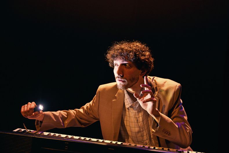 ReachingU convocó al matemático, músico y actor Teo López Puccio para presentar un espectáculo en la Sala Zitarrosa con motivo de los 25 años de la fundación. 