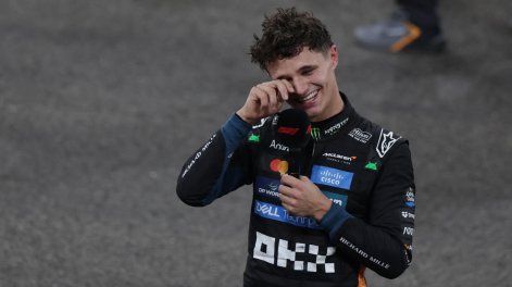 El piloto británico de McLaren, Lando Norris, celebra su victoria en el Campeonato Mundial de Pilotos de Fórmula Uno de 2025 tras el Gran Premio de Abu Dabi de Fórmula Uno.