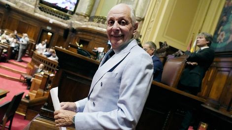 Gustavo Salle con la denuncia en la Cámara de Representantes
