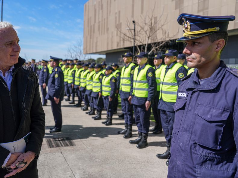 Carlos Negro en agosto, durante el despliegue de 100 efectivos policiales para fortalecer el patrullaje de la zona metropolitana, en la Jefatura de Policía en Montevideo.