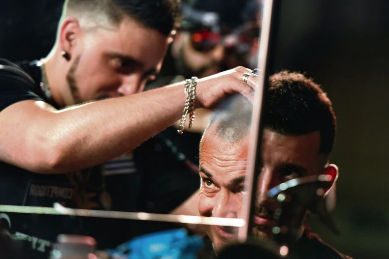 Un peluquero cortando el pelo en un concurso en Montevideo. Foto: Nicolás Celaya / adhocFOTOS