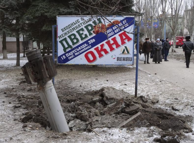Un cohete caído en una calle de Kramatorsk.