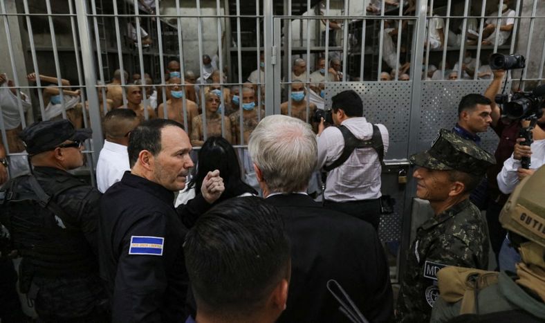 El ministro de Seguridad Pública y Justicia de El Salvador, Gustavo Villatoro, junto al presidente de Chile, José Antonio Kast, durante una visita realizada en enero al Centro de Confinamiento del Terrorismo en El Salvador.