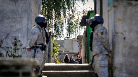 Operativo policial en el barrio Casavalle. Foto: Javier Calvelo / adhocFOTOS