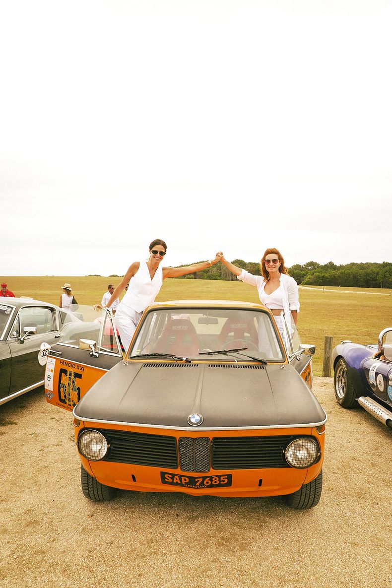 Julia y Margarita Tonconogy en un BMW 2002