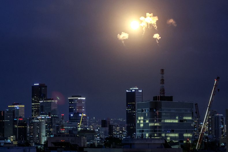 Se muestran explosiones de proyectiles interceptados por el sistema de defensa antimisiles Cúpula de Hierro de Israel sobre Tel Aviv el 28 de febrero de 2026.