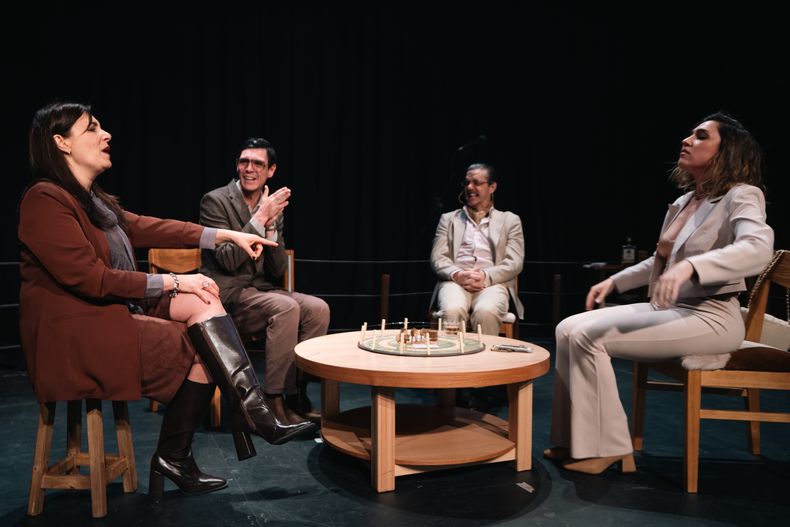 María Mendive, Carlos Rompani, Álvaro Armand Ugón y Alejandra Artigalás en Animales de Dios.