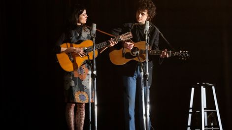 Monica Barbaro y Timothée Chalamet en Un completo desconocido