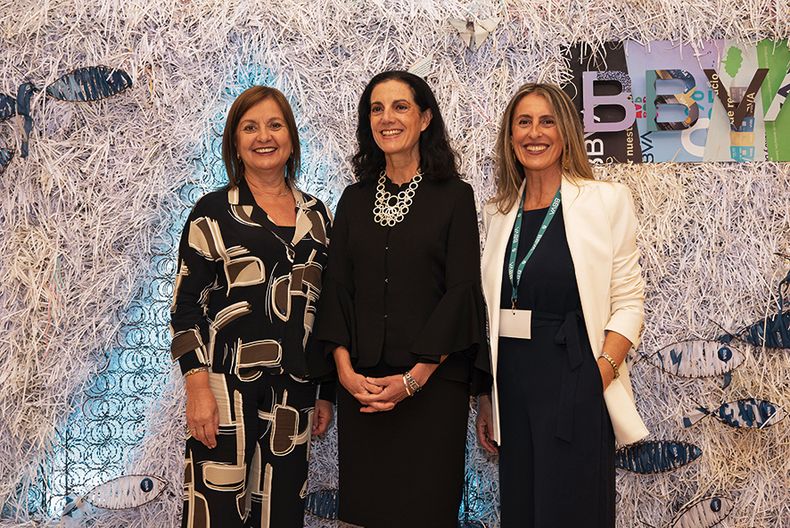 La directora de Banca Comercial de BBVA Uruguay Rosario Corral, ministra de Economía Azucena Arbeleche y gerenta de Comunicaciones del banco Carolina Gianola