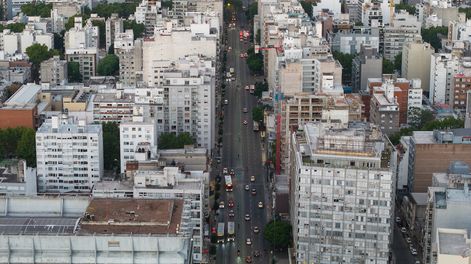 Vista aérea de la avenida 18 de Julio, en Montevideo.