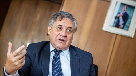 Búsqueda | Omar Paganini durante la entrevista con Búsqueda. Fotos: Mauricio Zina, adhocFOTOS / Búsqueda