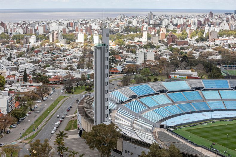 Vista aérea del Estadio Centenario en Montevideo. Foto: Mauricio Zina / adhocFOTOS