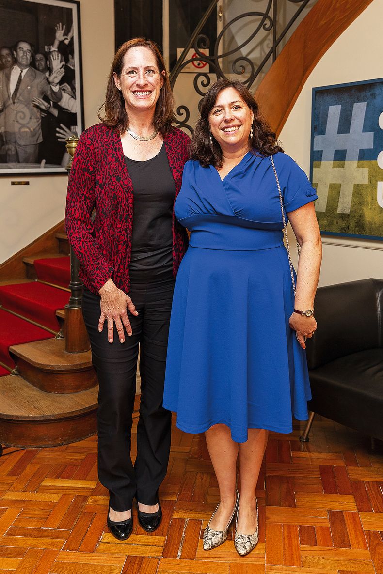 Embajadora de Estados Unidos Heide Fulton con su par británica Faye OConnor