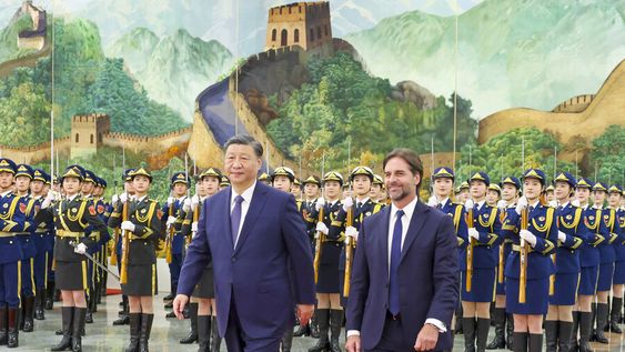 Presidentes Xi Jinping y Luis Lacalle Pou en Beijing. Foto: Ding Haitao / AFP Presidentes Xi Jinping y Luis Lacalle Pou en Beijing. Foto: Ding Haitao / AFP