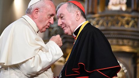 El papa Francisco habla con el secretario de Estado del Vaticano, cardenal Pietro Parolin. Foto: AFP.