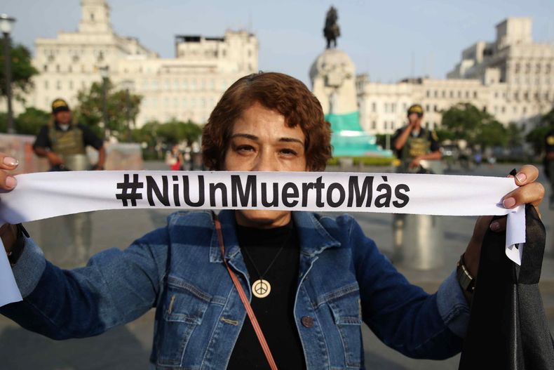 Una mujer sostiene una cinta con la frase #Niunmuertomas durante una manifestación en Lima