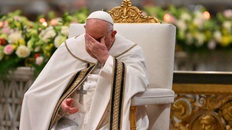 El Papa Francisco, de 88 años, interrumpió una homilía por sus problemas respiratorios.