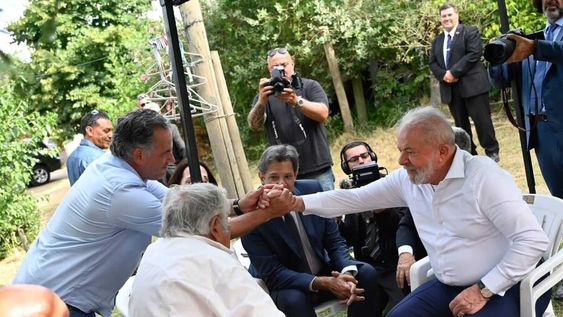 Yamandú Orsi saluda a Lula durante el encuentro en la chacra de José Mujica. Yamandú Orsi saluda a Lula durante el encuentro en la chacra de José Mujica.